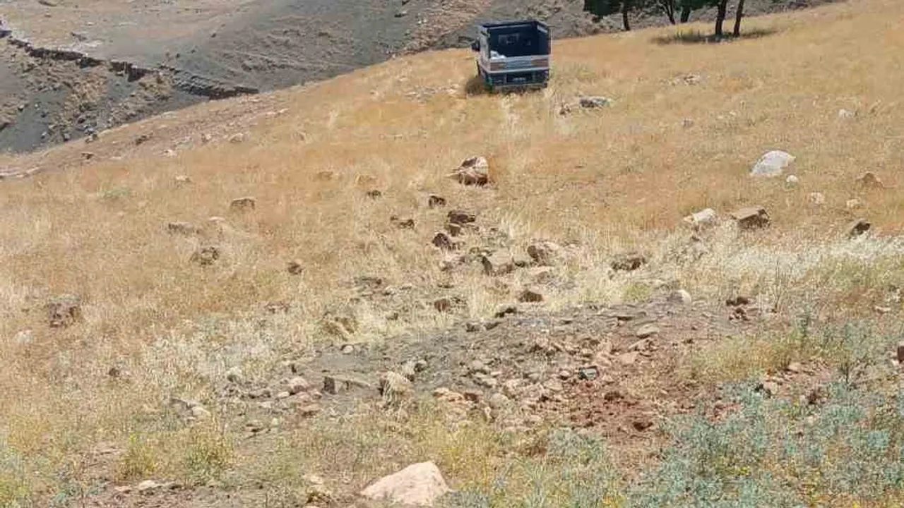 Siirt'te kamyonetin şarampole devrilmesi sonucu 3 kişi yaralandı