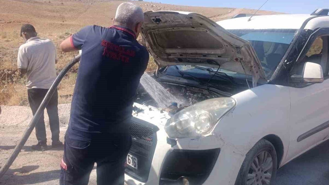 Siirt'te seyir halindeki araçta çıkan motor yangını söndürüldü