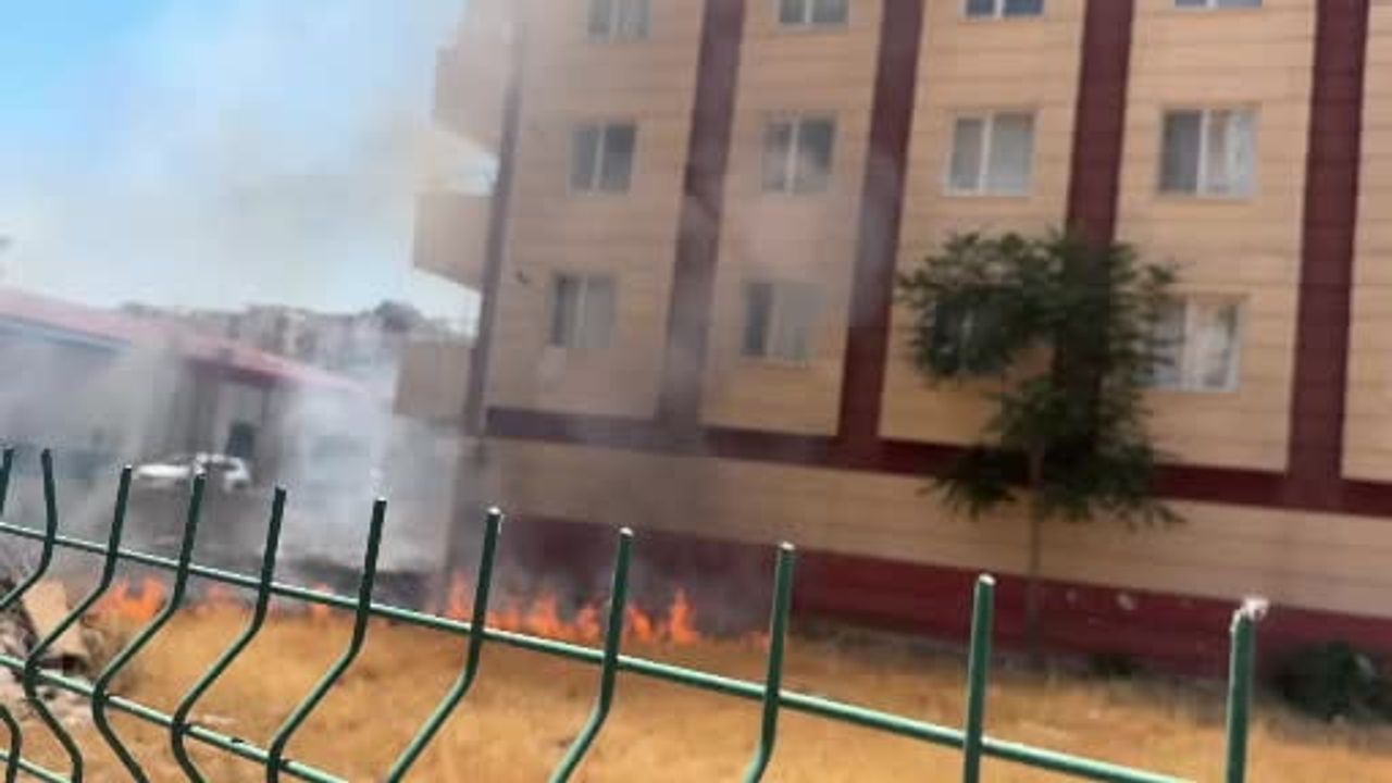 Siirt'te site bahçesinde çıkan yangın kontrol altına alındı