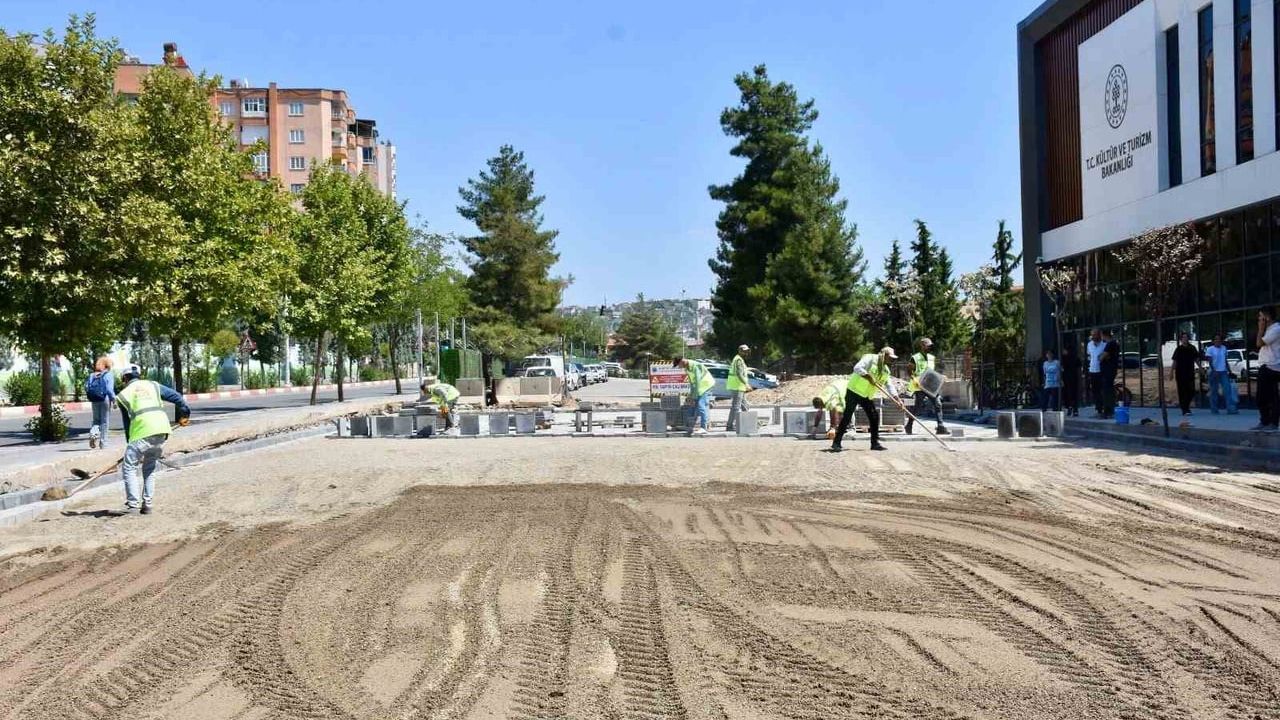 Siirt'te üstyapı çalışmaları: Kurtalan Caddesi'nde kaldırım ve parke yenilemesi