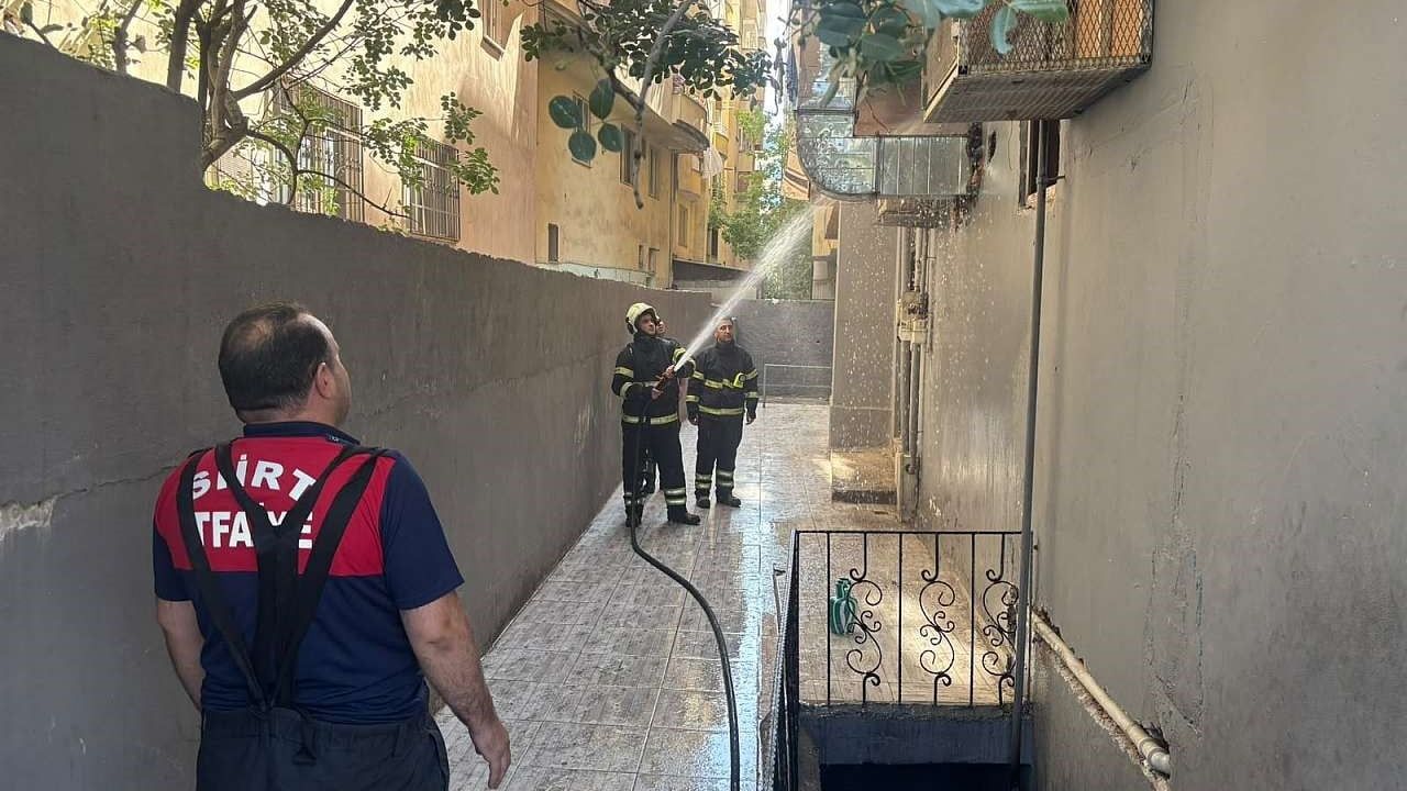 Siirt Yeni Mahalle'de restoran bacasında çıkan alevler itfaiyeyi alarma geçirdi