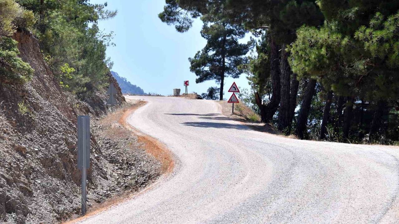 Silifke'de kırsal ulaşımı rahatlatan sathi asfalt çalışması tamamlandı