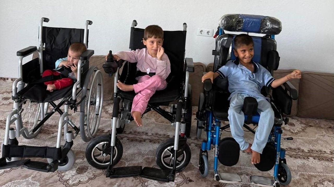 Silopi'de cam kemik hastası üç kardeşe yaşamı kolaylaştıran tekerlekli sandalyeler