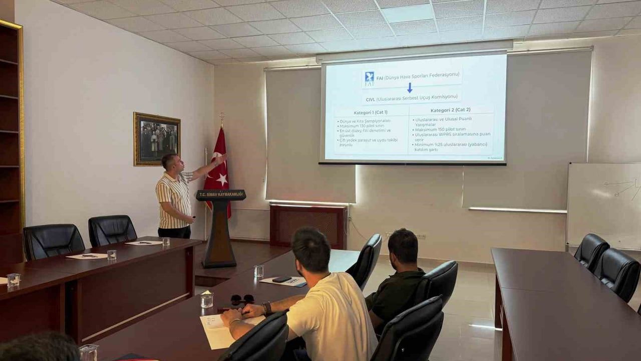 Simav’da Yeşilay yamaç paraşütü mesafe Türkiye şampiyonası için hazırlık toplantısı yapıldı