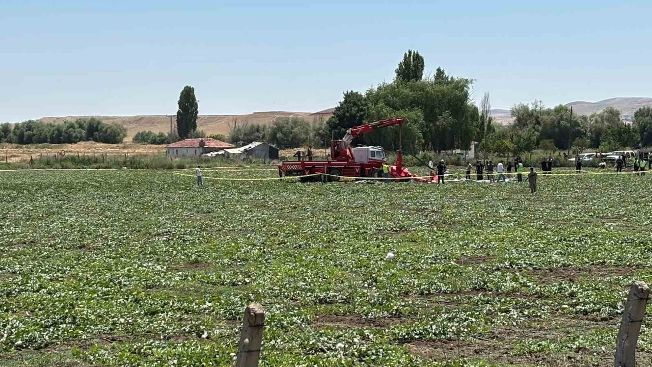 Sincan'da düşen R-44 eğitim helikopterinin enkazı vinçle kaldırıldı