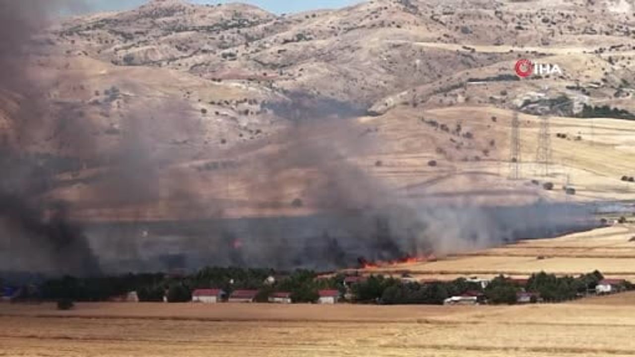 Sincan'da ekili arazide çıkan yangın evlere sıçradı