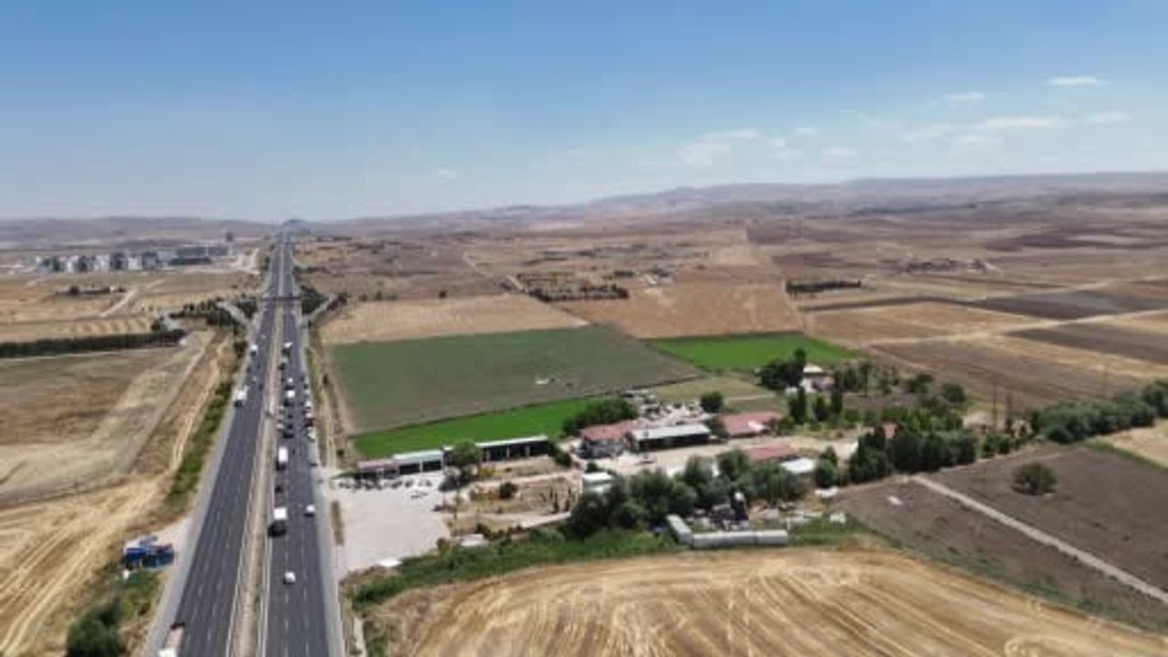 Sincan'da kaza kırımı tamamlanan eğitim helikopteri enkazı vinçle kaldırıldı