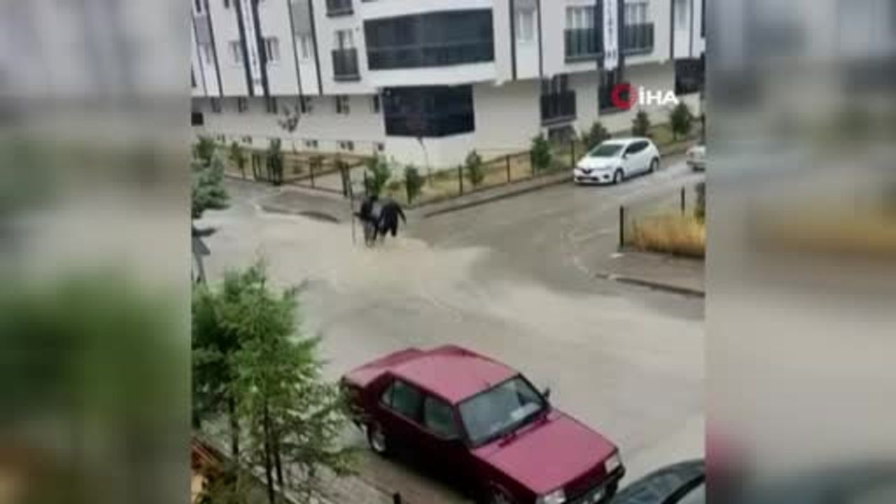 Sincan'da sağanak hayatı aksattı: bir ev suyla doldu