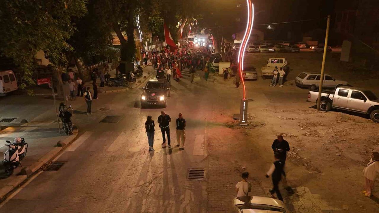 Sındırgı'da 15 Temmuz anma kortej yürüyüşü düzenlendi