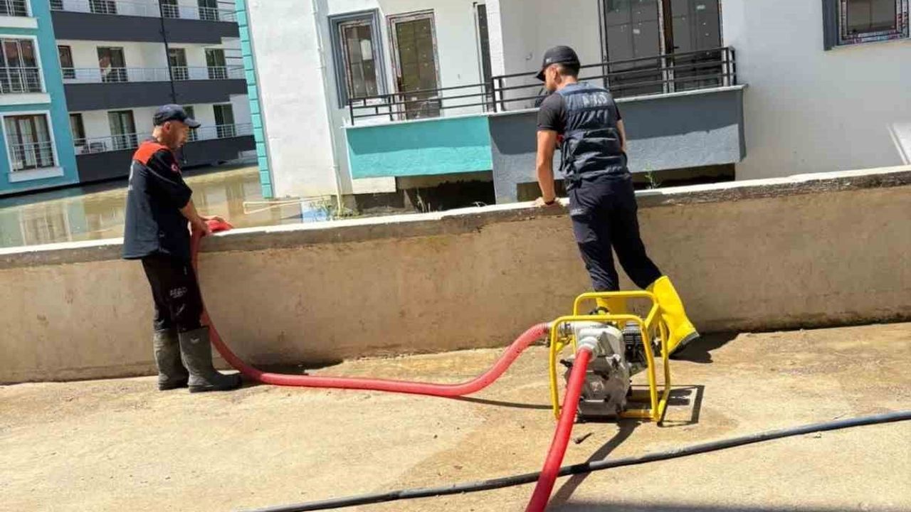 Sinop AFAD ekipleri Cide'de sel sonrası temizlik ve tahliyeye destek veriyor
