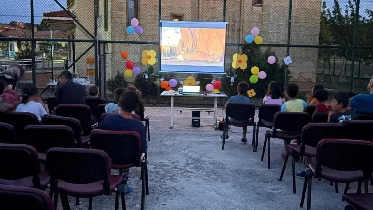 Sinop'ta çocuklar açık hava sinemasında buluştu