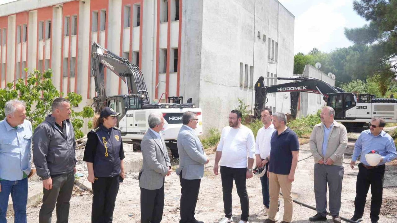 Sinop'ta eski SSK hastanesi yıkımına başlandı, yerine modern sağlık tesisi planlanıyor