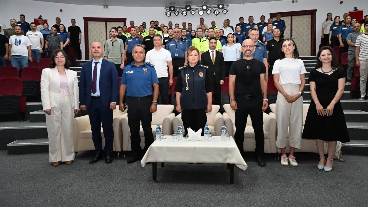 Sinop’ta İl Emniyet Müdürlüğü ergenlik dönemi ve iletişim konferansı düzenledi