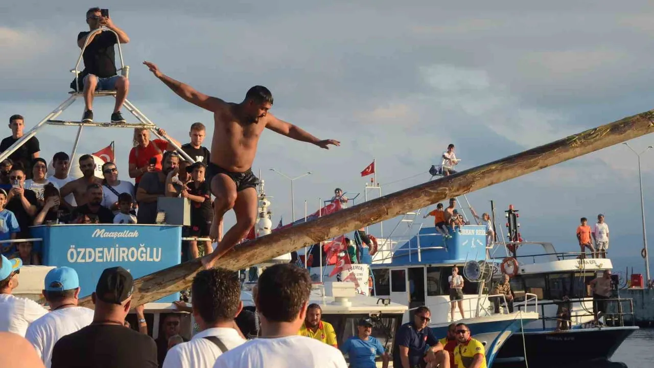 Sinop’ta kabotaj bayramı coşkusu: yağlı direğin şampiyonu yine değişmedi