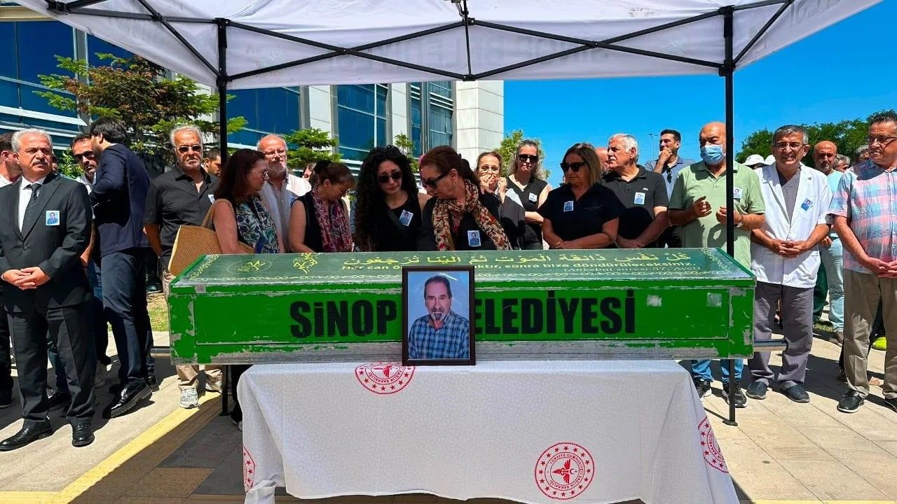 Sinop'ta mesleğine adanmış hekim için son görev: Dr. Burhan Şendil uğurlandı