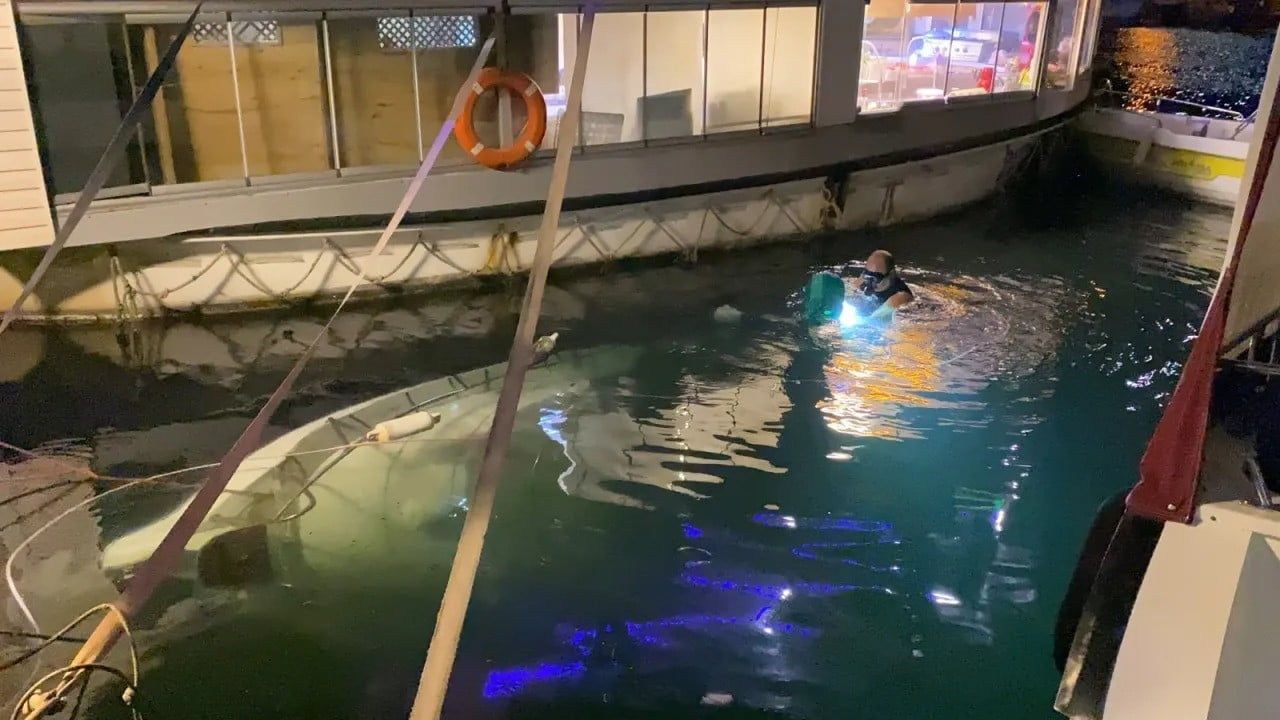 Sinop tersanesinde bağlı tekne suya gömüldü, dalgıçlarla çıkarma çalışması sürüyor