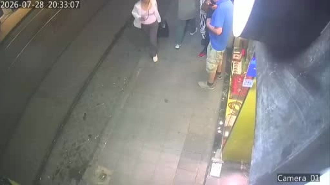 Sirkeci'de tramvayın çarptığı kadın ve esnafın hız uyarısı
