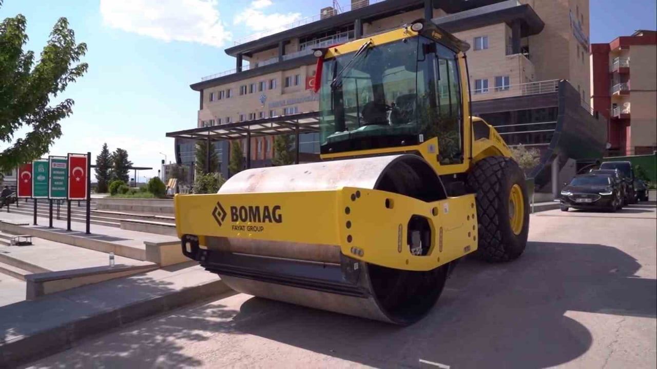 Şırnak Belediyesi araç filosuna 12,6 tonluk toprak silindiri ekledi