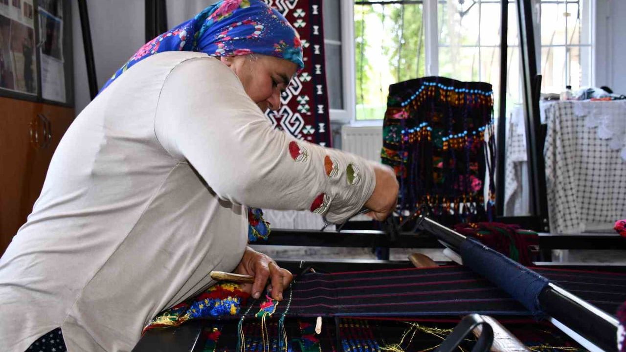 Şırnak'ta heybelerle dört çocuğunu üniversiteli yapan anne