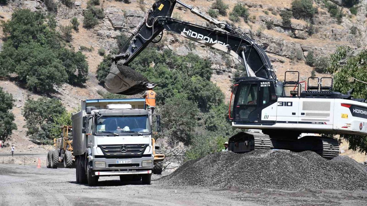 Şırnak'ta ilçeyi kanyon ve dere içinden bağlayan 11 metrelik yol yarıya ulaştı
