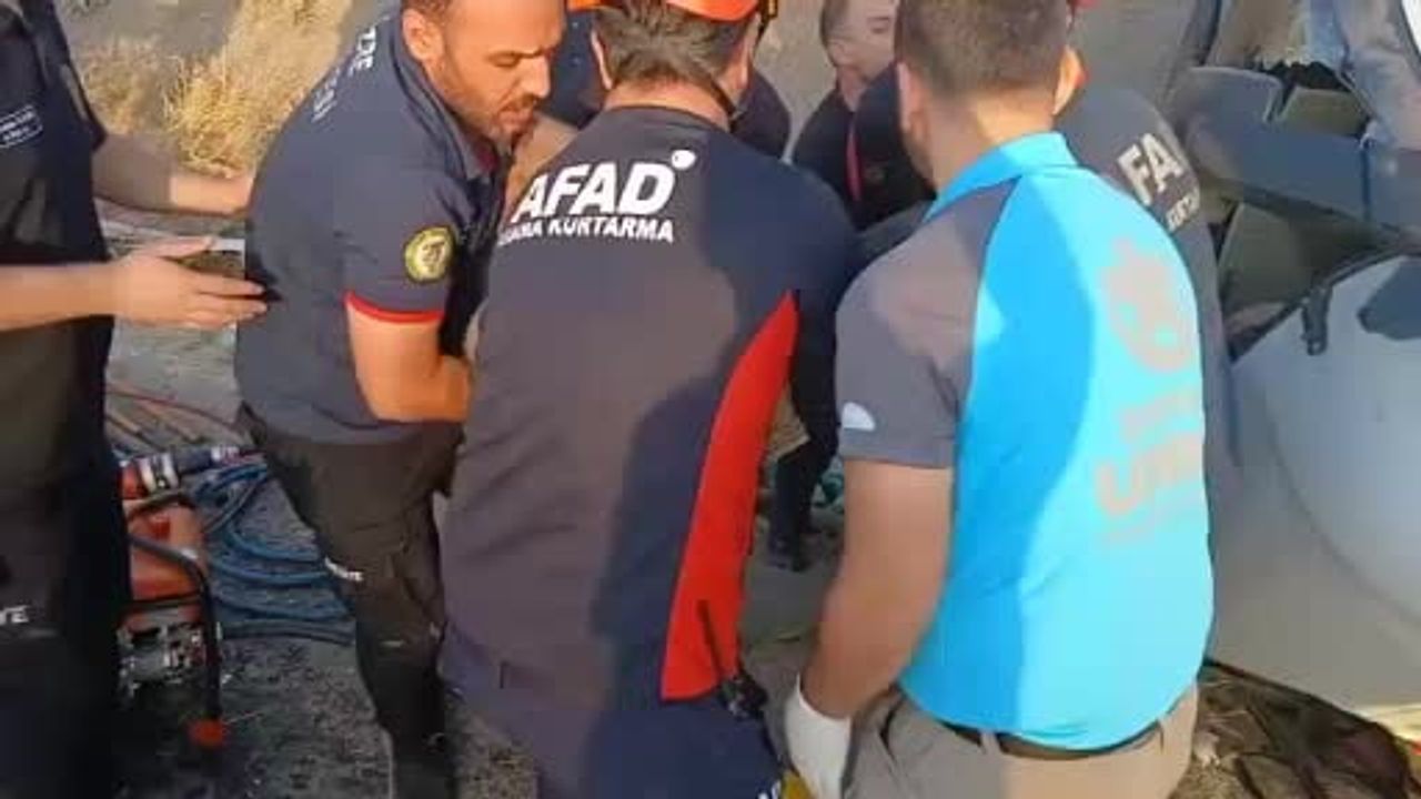 Şırnak'ta kabini hurdaya dönen tırda sıkışan sürücü kurtarıldı