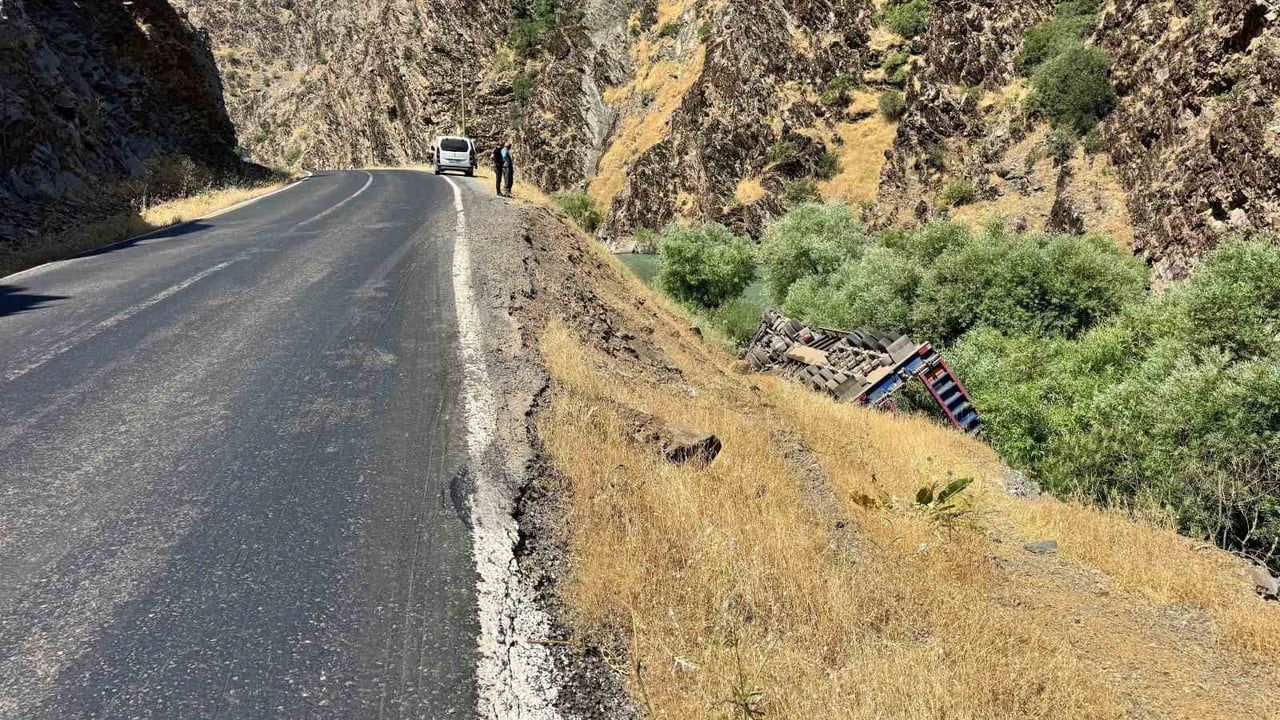 Şırnak'ta tır uçurumdan yuvarlandı: 1 yaralı
