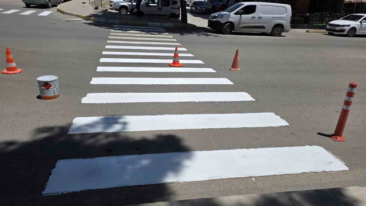 Şırnak'ta yaya geçitleri ve yol çizgileri kapsamlı şekilde yenileniyor