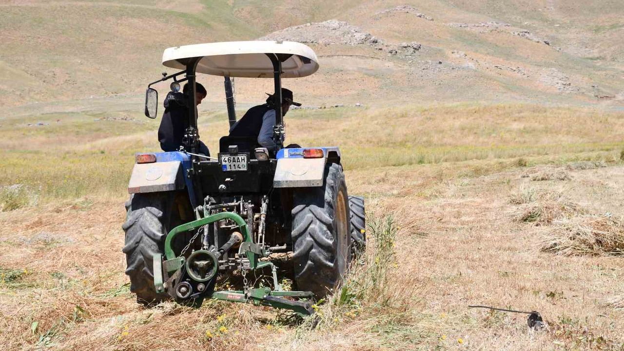 Şırnak'ta yaylalarda erken kış mesaisi, saman torbaları doluyor