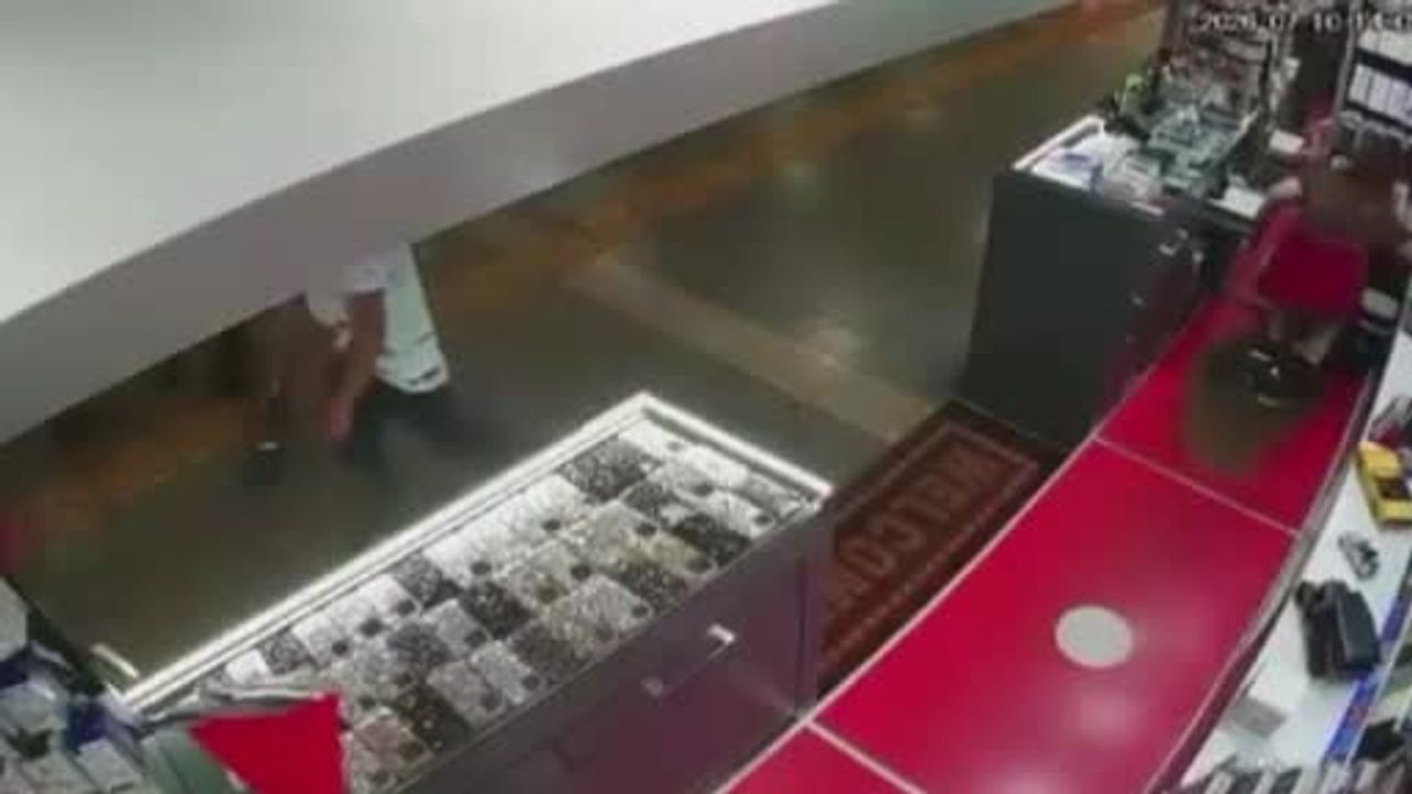 Şişli'de avm çıkışındaki telefon mağazasından 80 bin TL'lik telefon çalındı, olay kamerada