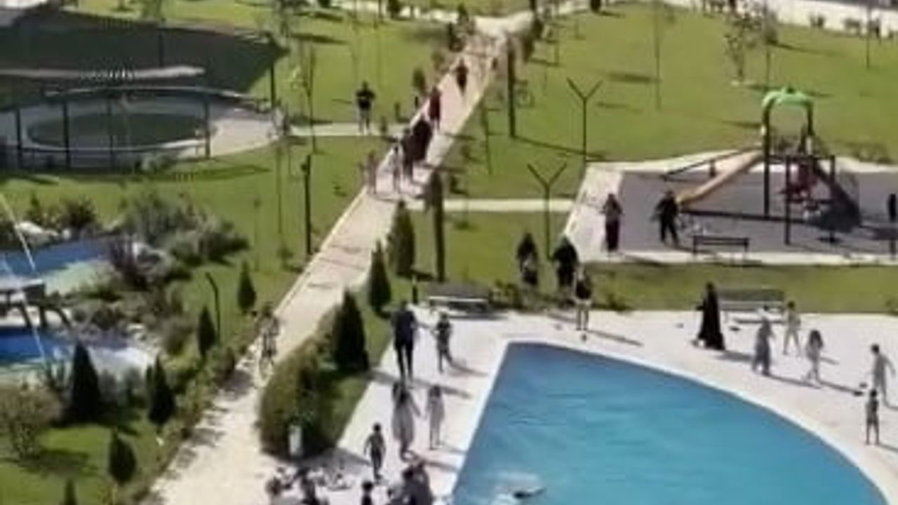 Site havuzunda bulunan küçük Kadir son anları görüntülere yansıdı