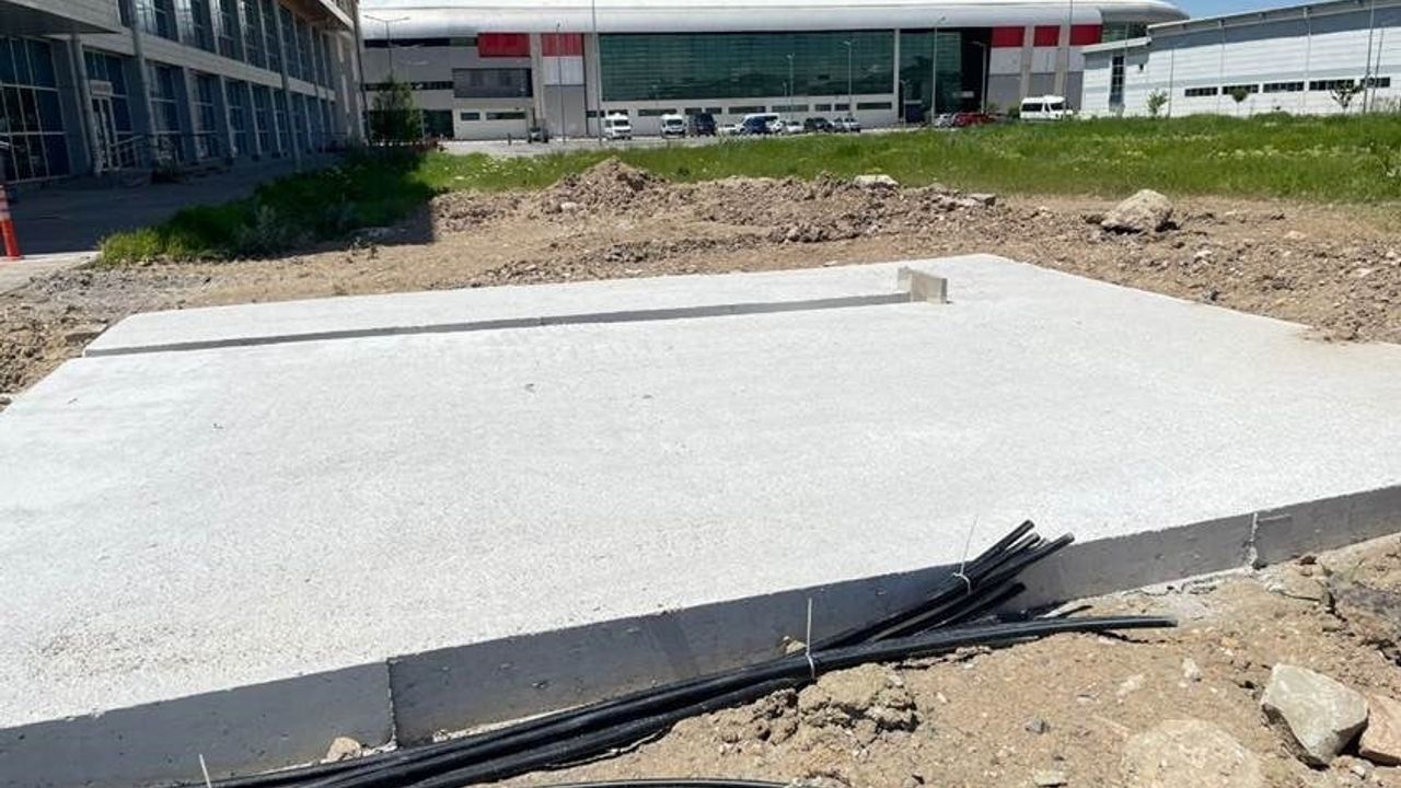 Sivas spor vadisinde toprak saha sentetik çime dönüşüyor