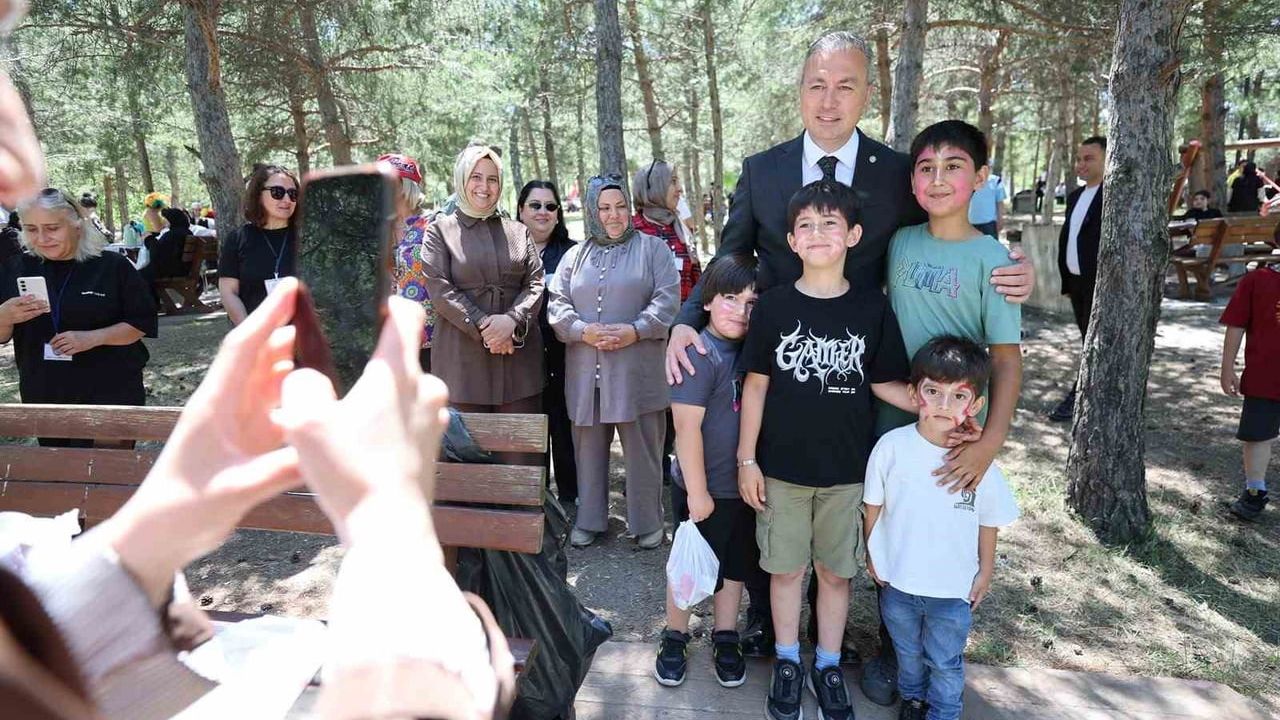 Sivas'ta 200 yetim ve öksüz çocuk aileleriyle birlikte piknikte buluştu