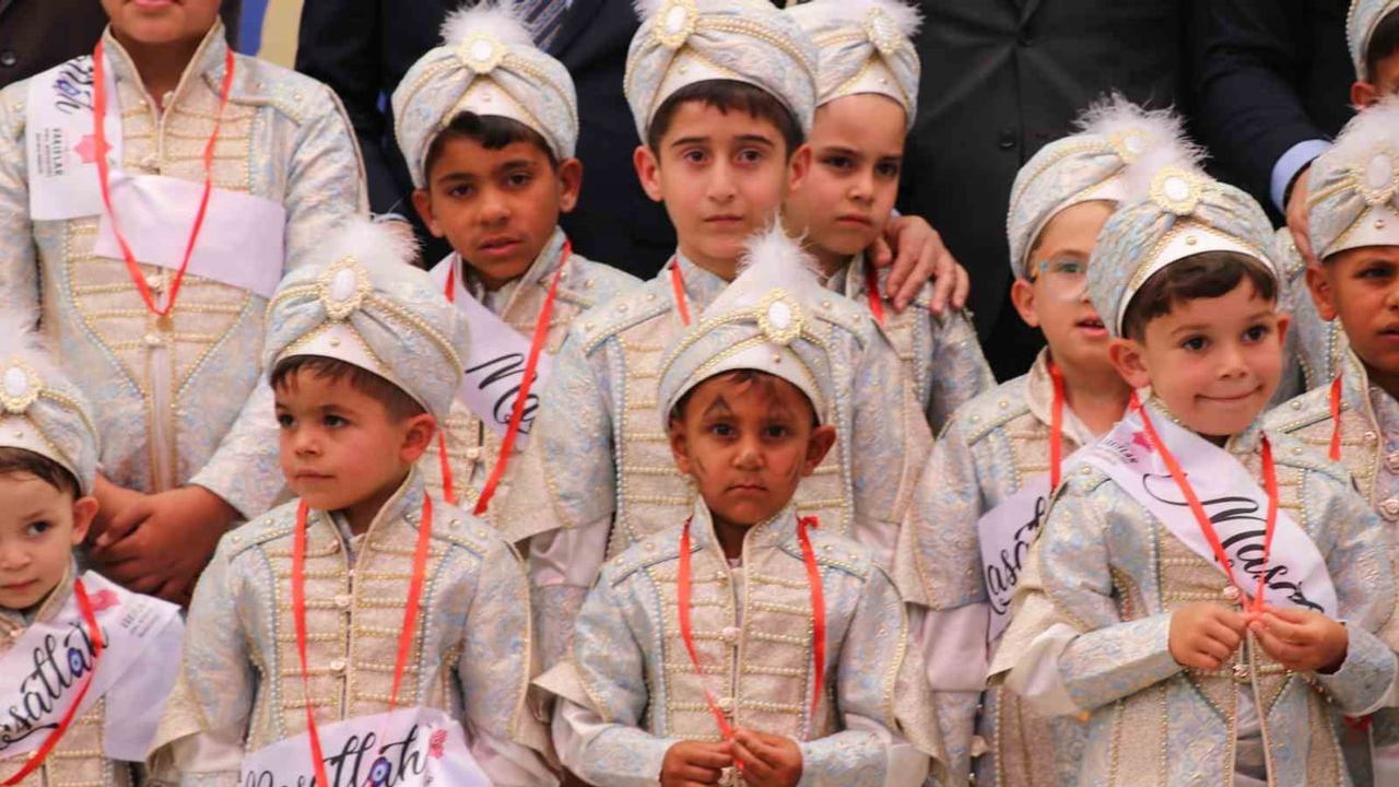 Sivas'ta 530 yıllık vakıf geleneğiyle düzenlenen sünnet şöleni çocukları sevindirdi