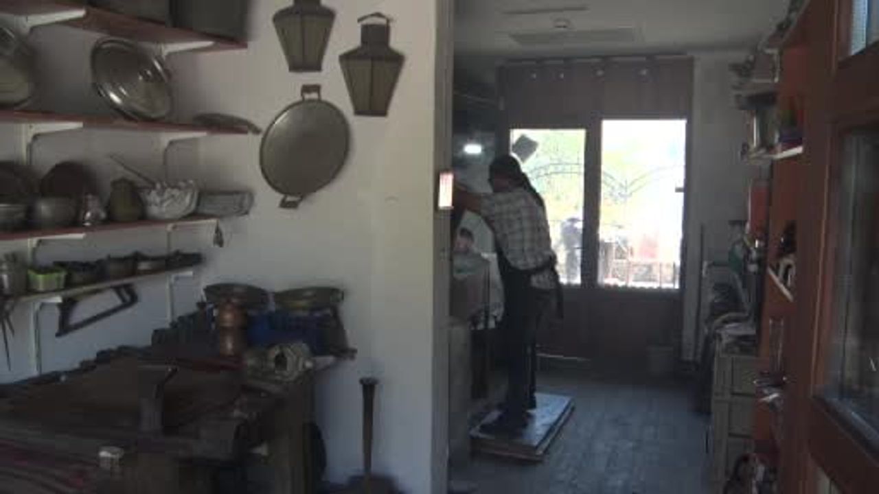 Sivas'ta bakır ustaları yaz sıcağında kış mesaisine hazırlanıyor