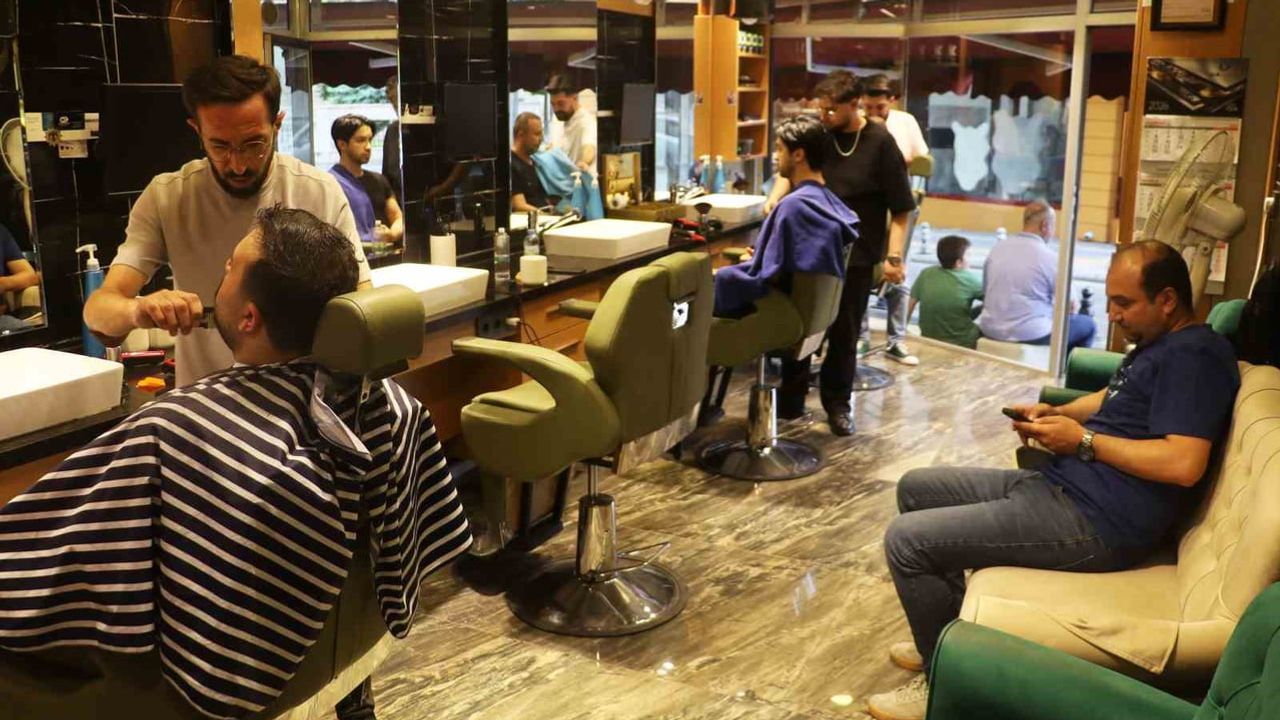 Sivas'ta berberin 25 yıllık hijyen geleneği her müşteriye özel havlularla sürüyor