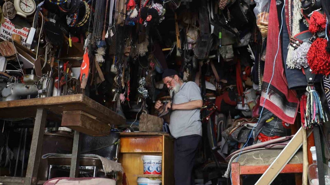 Sivas’ta dededen toruna 60 yıllık saraçlık: yerelden dünyaya deri işçiliği