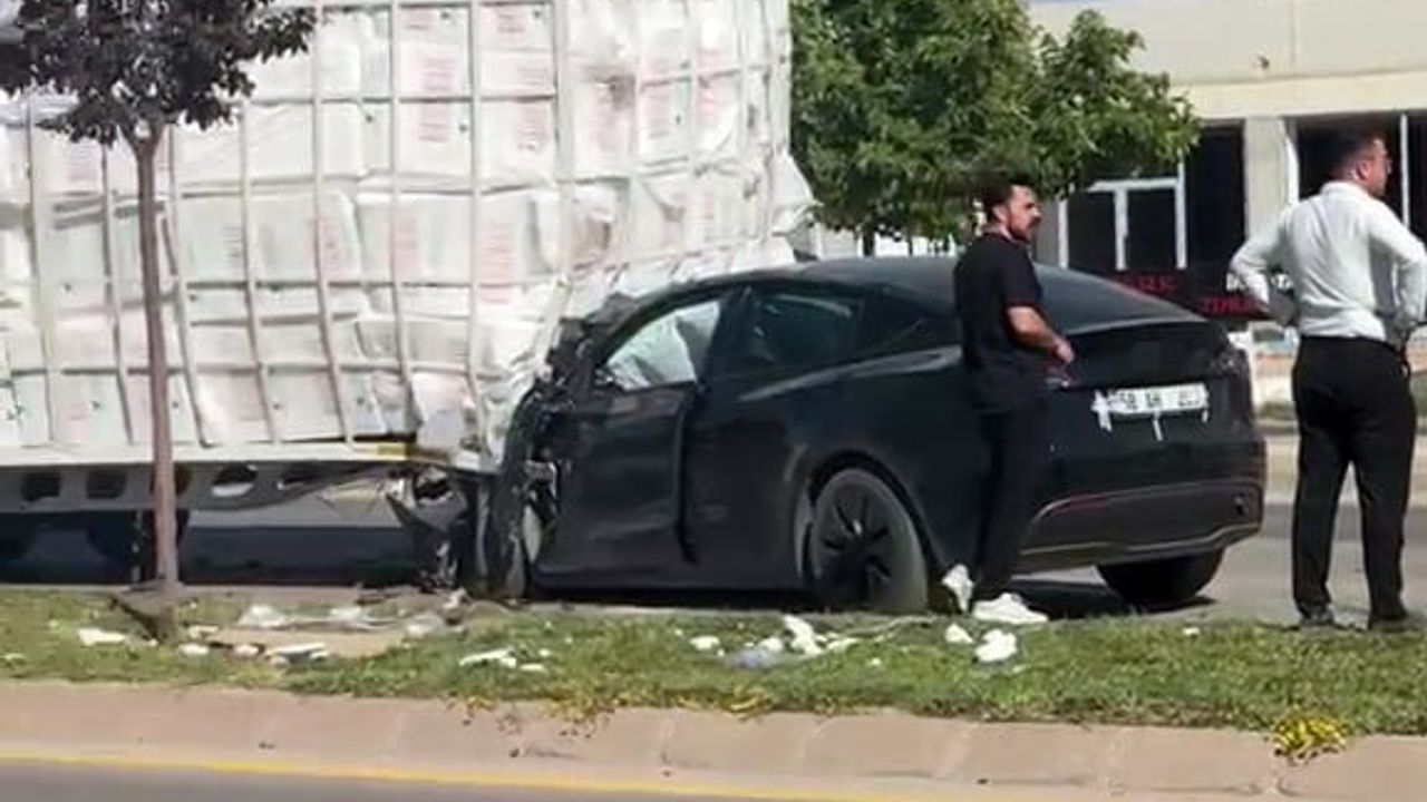 Sivas'ta dorseye çarpan Tesla hurdaya döndü: 1 yaralı