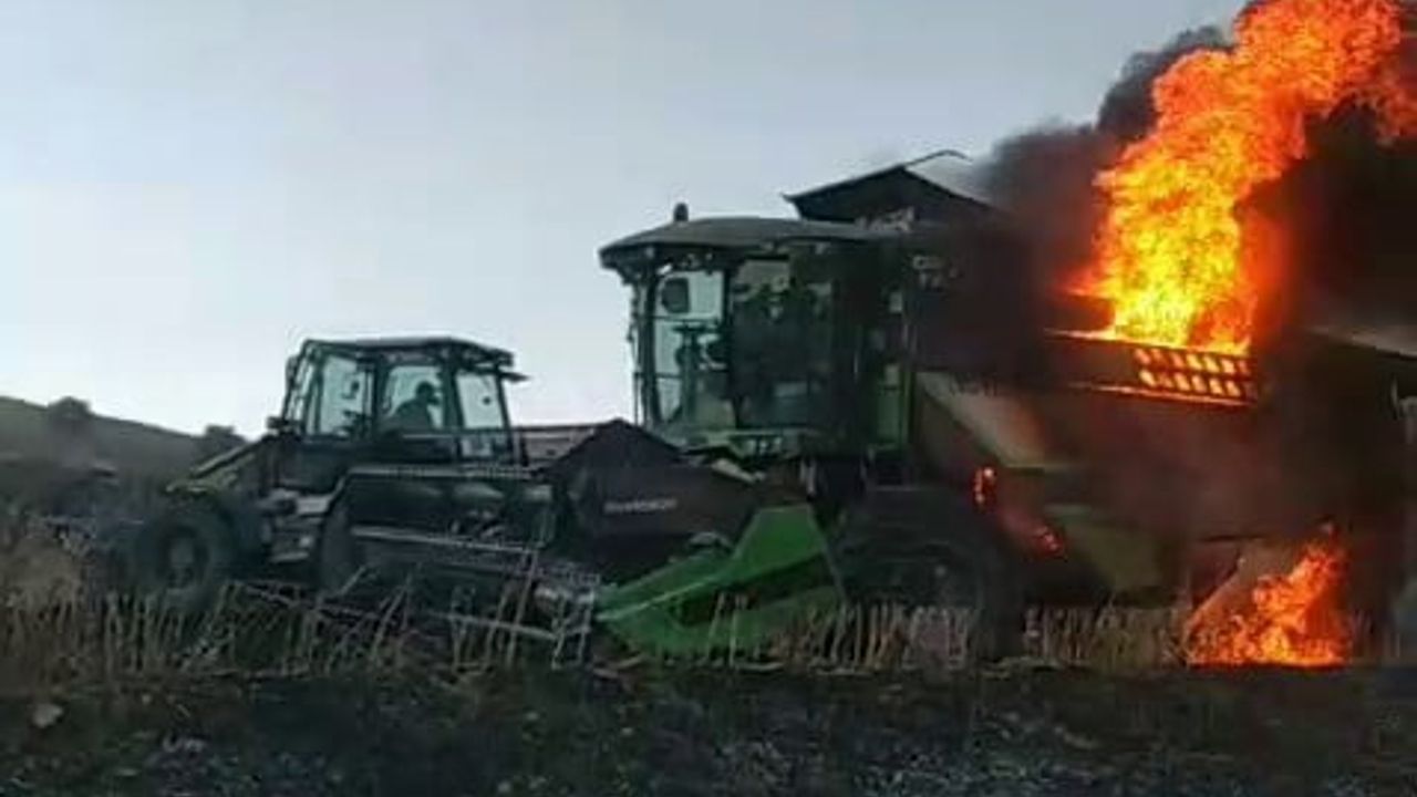 Sivas'ta hasat sırasında biçerdöver alev topuna döndü