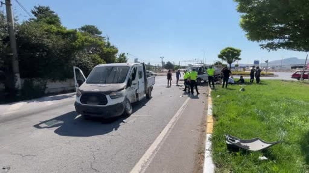 Sivas'ta iki kamyonetin çarpıştığı kazada 5 kişi yaralandı