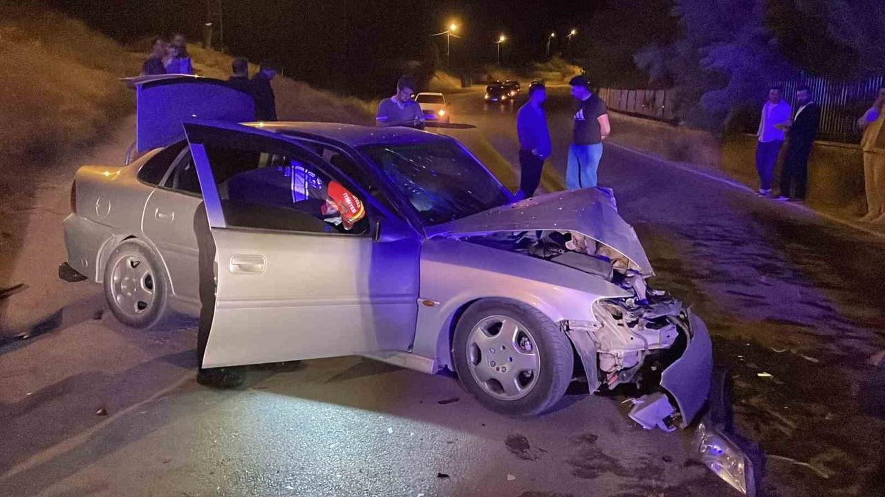 Sivas’ta iki otomobilin çarpıştığı kazada 1 kişi öldü, 5 kişi yaralandı