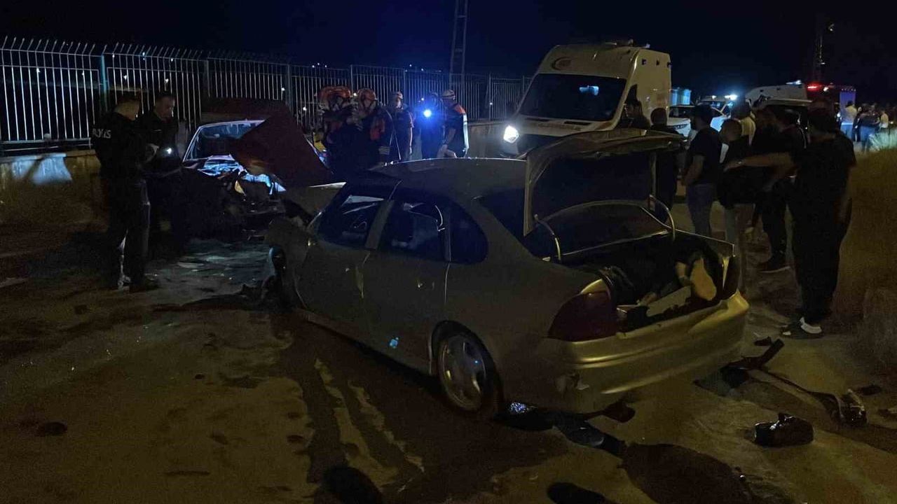 Sivas'ta iki otomobilin kafa kafaya çarpıştığı kazada 6 yaralı