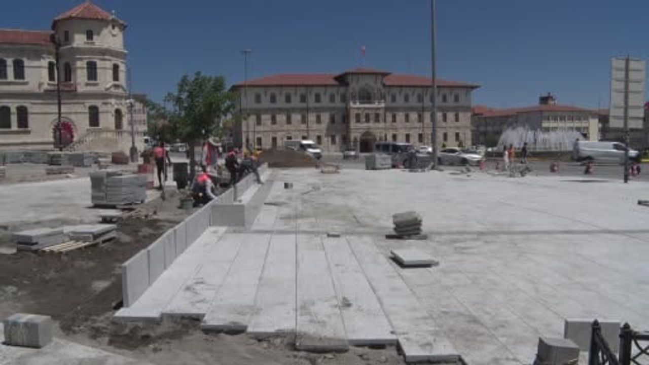Sivas'ta kaldırımlar şiirle konuşuyor
