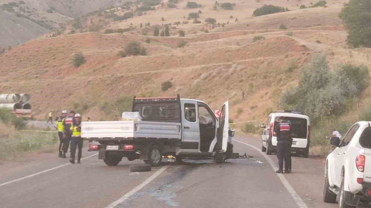 Sivas'ta kamyonetle otomobil çarpıştı: 1 ölü, 2 yaralı