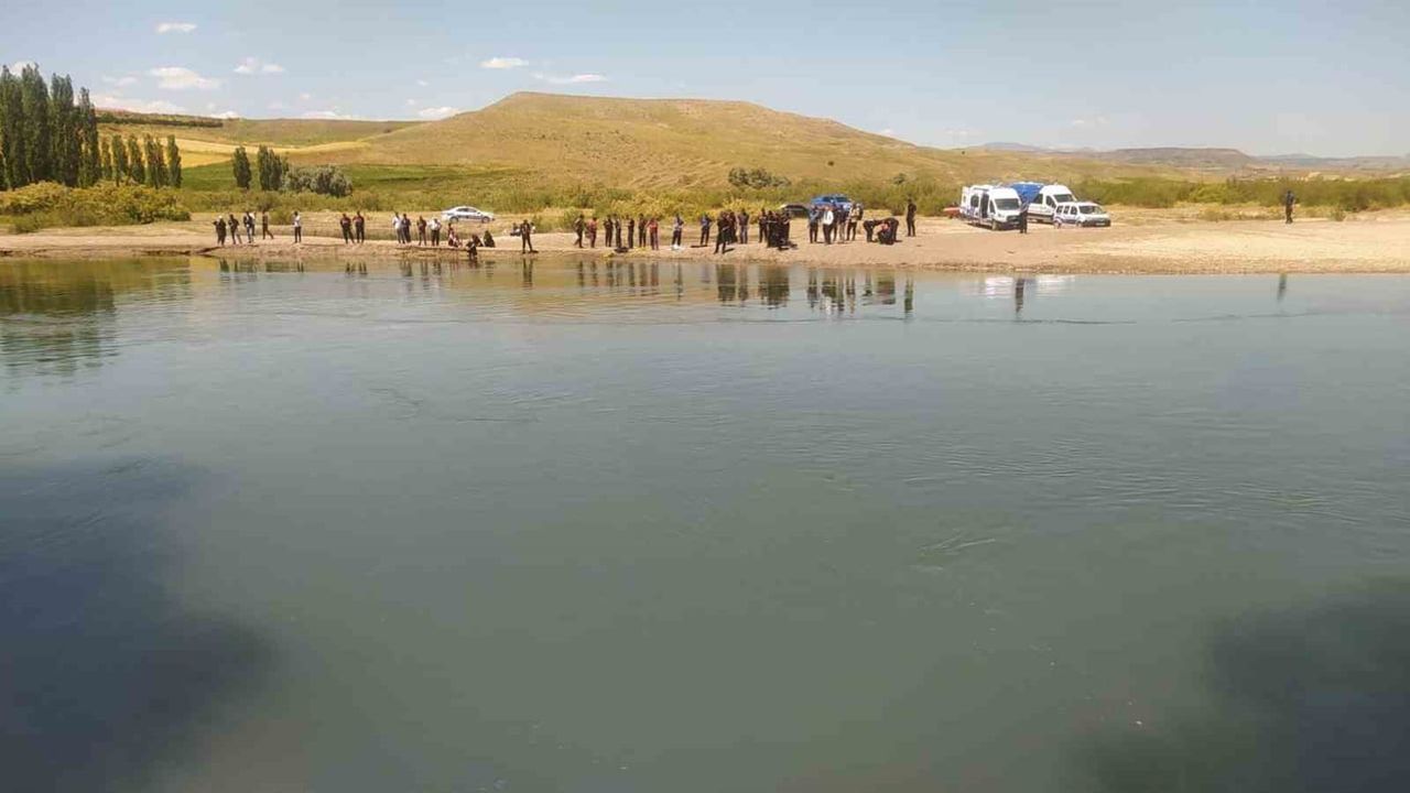 Sivas'ta Kızılırmak'a giren üç kişiden biri hayatını kaybetti