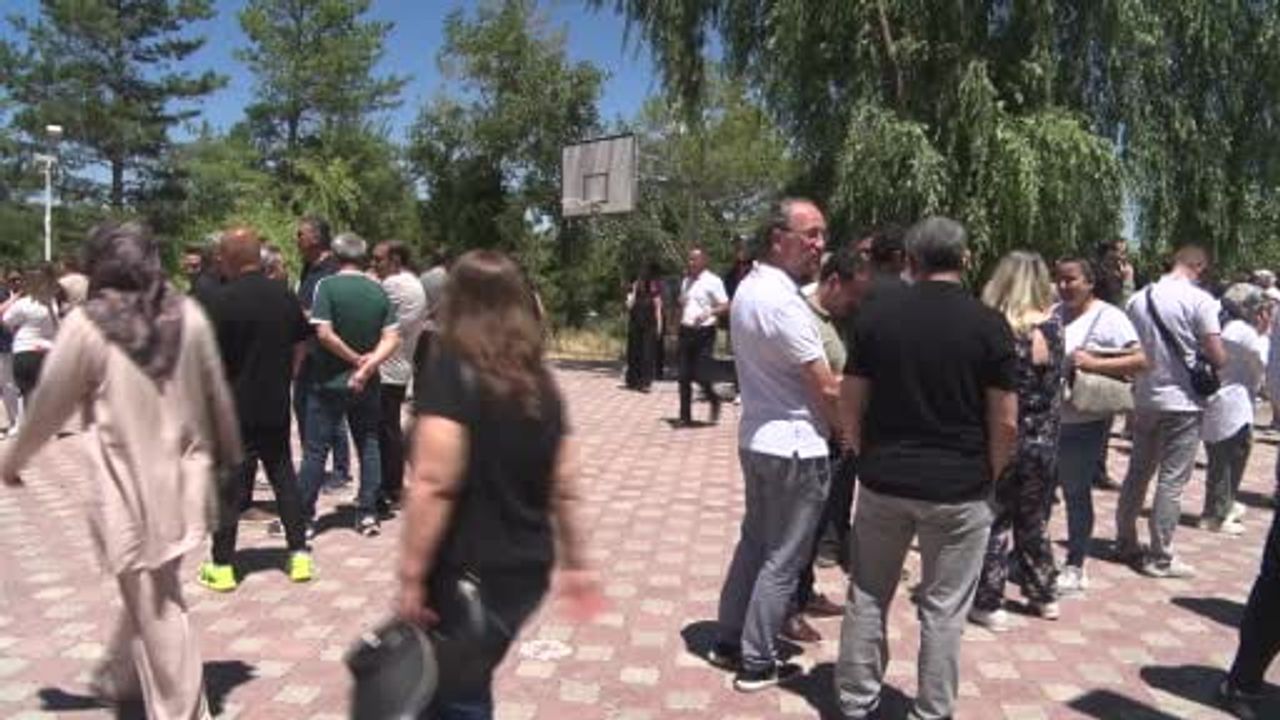 Sivas'ta konkordato ilanı: veliler ve öğretmenler okul önünde toplandı