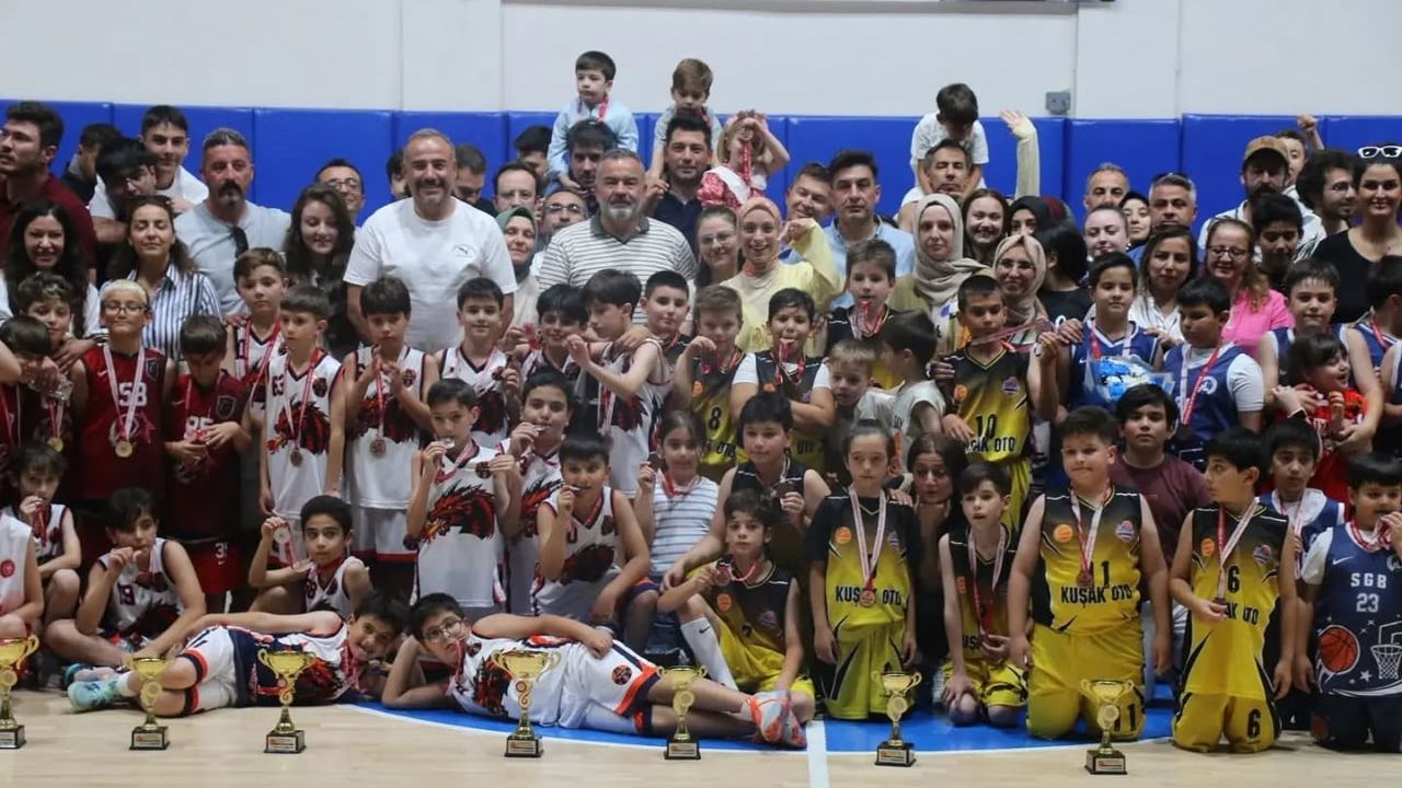 Sivas'ta minik basketbolcular kupalarına kavuştu