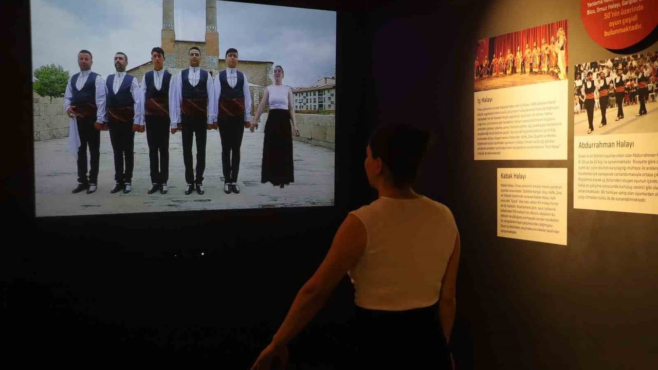Sivas'ta müzedeki ağırlama halayı simülatörü turistlerin gözdesi