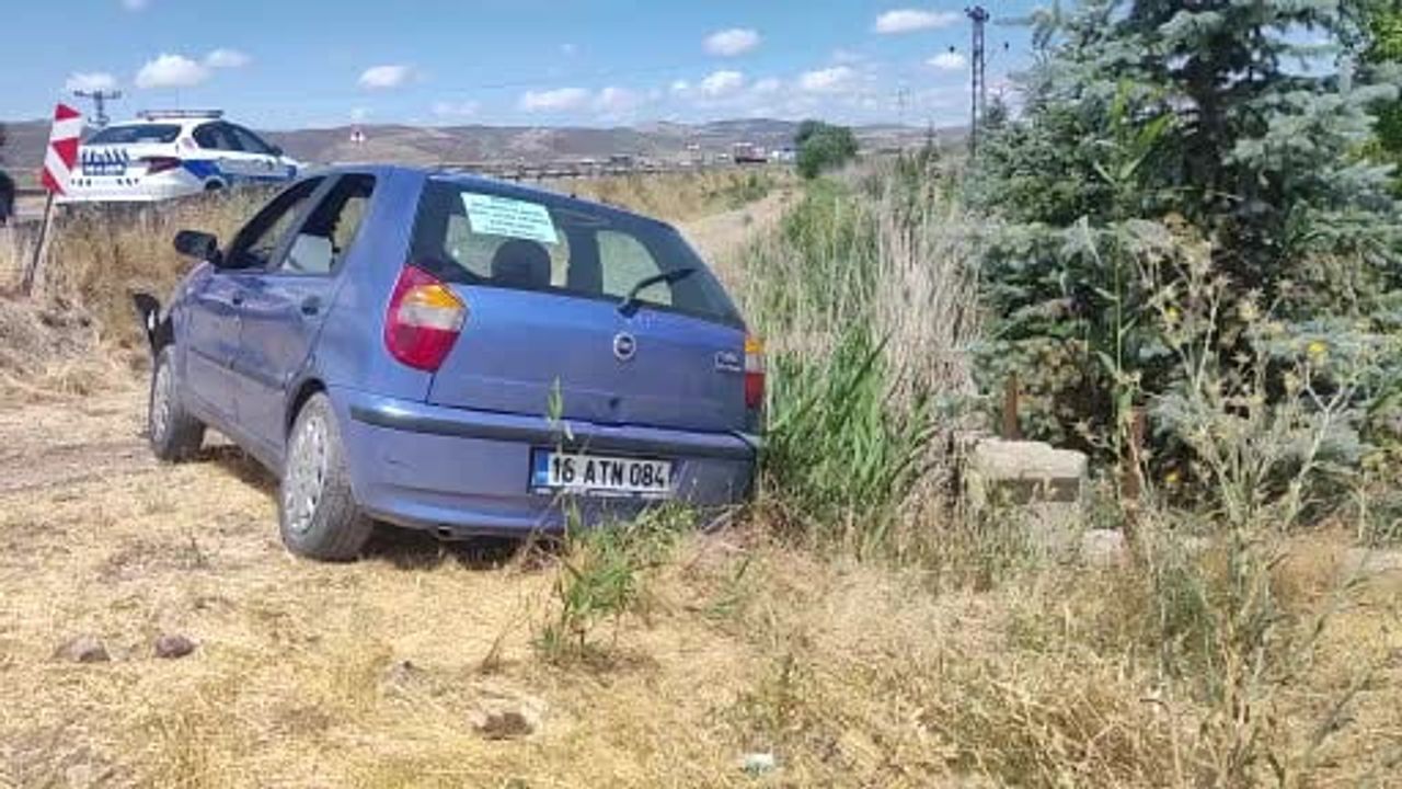 Sivas'ta otomobil bariyerlere çarptı: 4 kişi yaralandı
