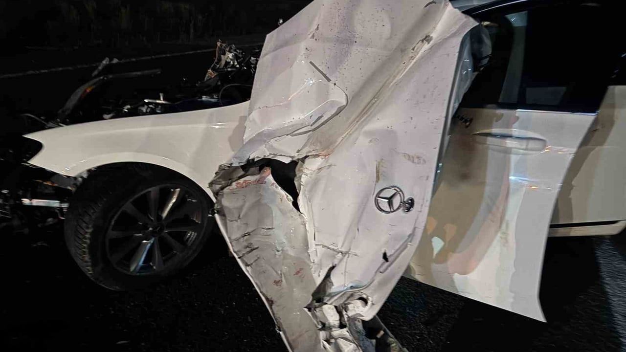 Sivas'ta traktöre çarpan Mercedes hurda yığınına döndü: 4 yaralı