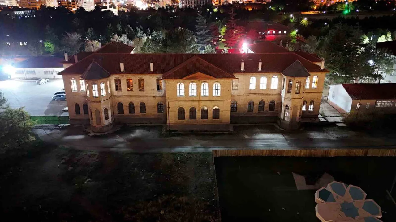 Sivaslı öğrencinin YKS başarısı şehirde sevinç oluşturdu